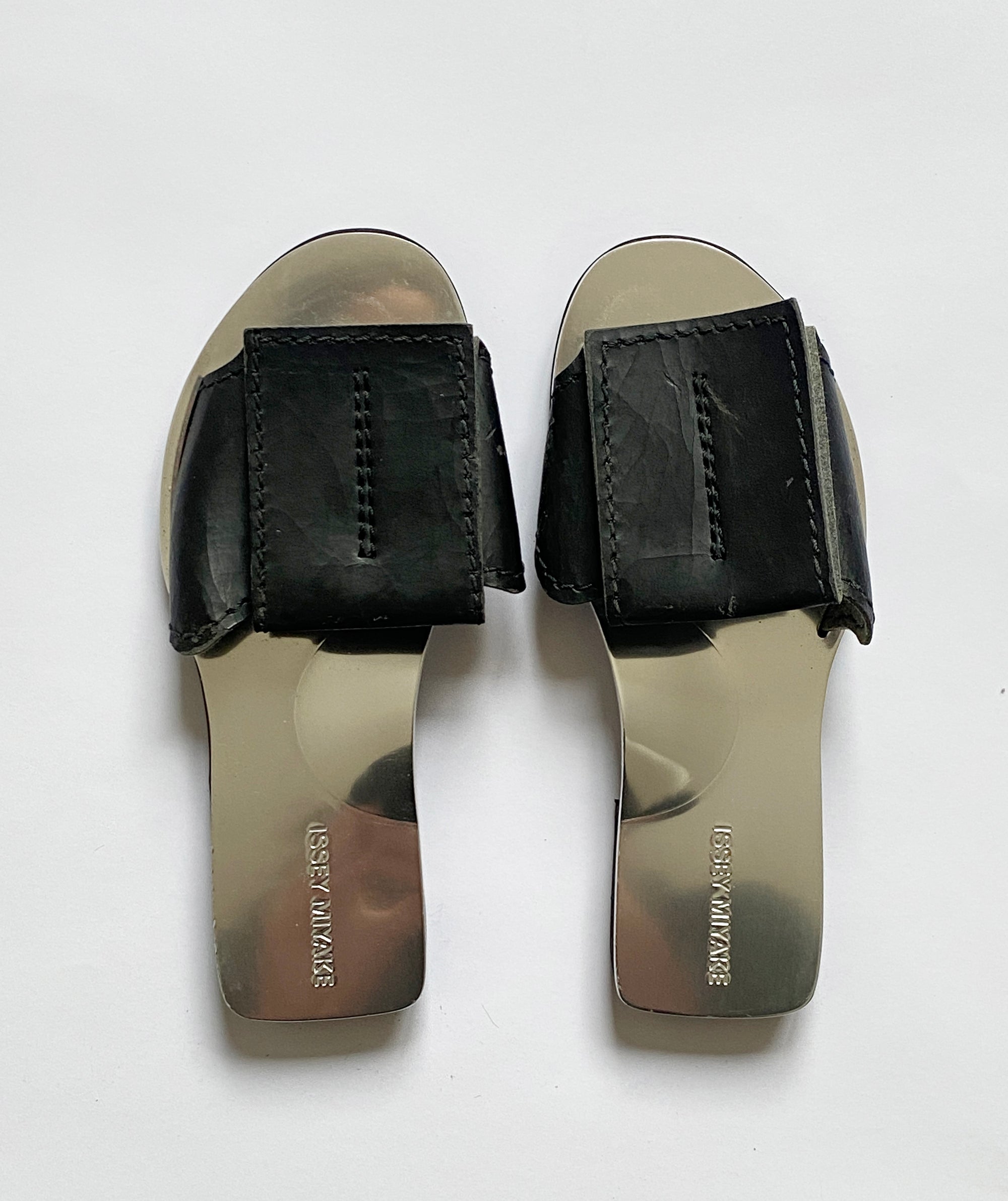 ISSEY MIYAKE Metal Slides 37